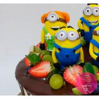 Торт Детский Миньоны кремовый с ягодами Торт Детский Миньоны кремовый с ягодами