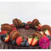 Торт Святковий Шоколадний з макаронс і ягодами