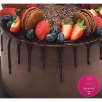 Торт Святковий Шоколадний з макаронс і ягодами