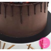 Торт Святковий Шоколадний з макаронс і ягодами