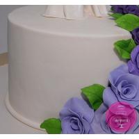 Торт весільний із фіолетовими трояндами