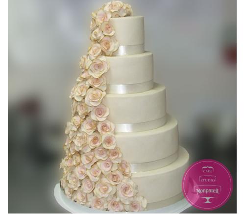 Торт Свадебный Усыпанный нежными розами 
