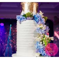 Торт Свадебный с живыми цветами и сусальным золотом Торт Свадебный с живыми цветами и сусальным золотом