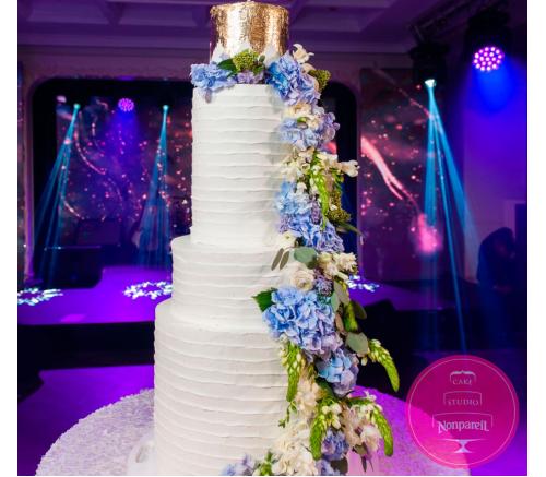 Торт Свадебный с живыми цветами и сусальным золотом