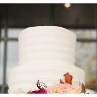 Торт Свадебный с живыми цветами и рябиной Торт Свадебный с живыми цветами и рябиной