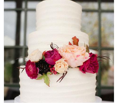 Торт Свадебный с живыми цветами и рябиной